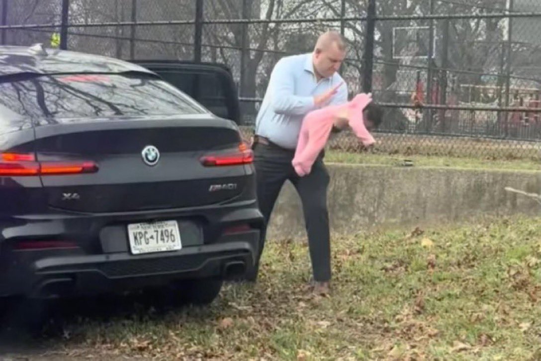 Hero Officer Saves Choking Baby During Rush Hour Traffic — Incredible Real-Time Footage